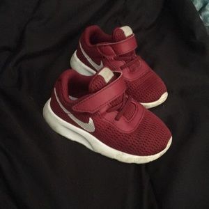 Toddlers size 6 Maroon Nike’s